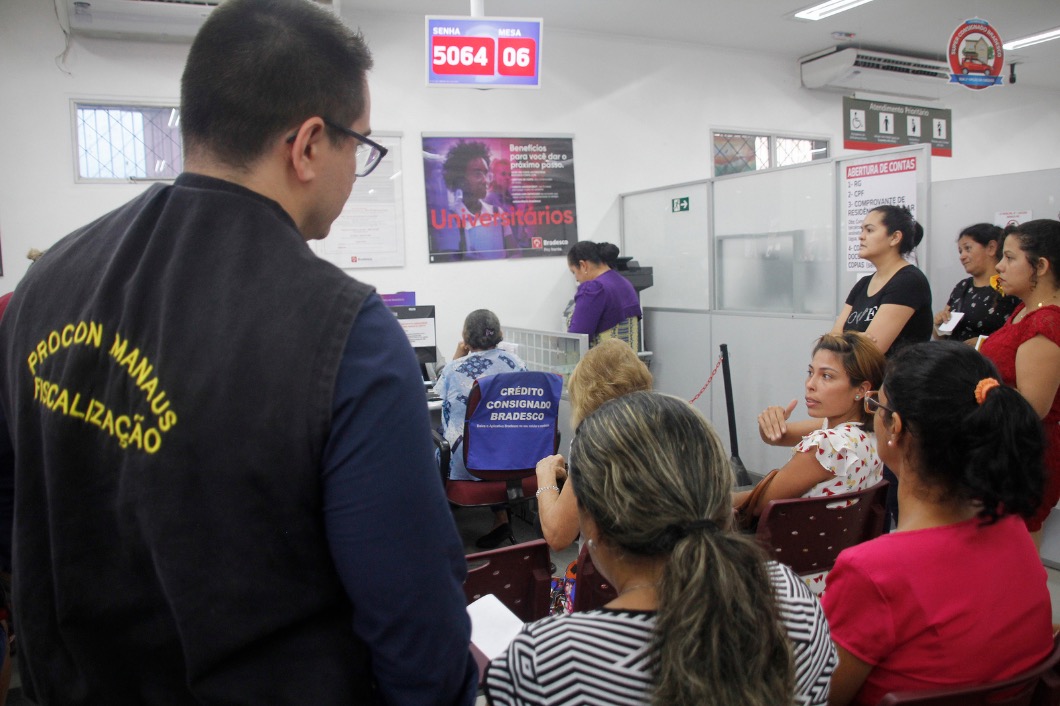 Procon multa quatro agências bancárias por não cumprimento da 'Lei das Filas' em Manaus