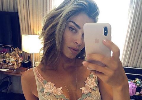 Grazi Massafera dá surra de beleza em foto usando apenas sutiã e calcinha