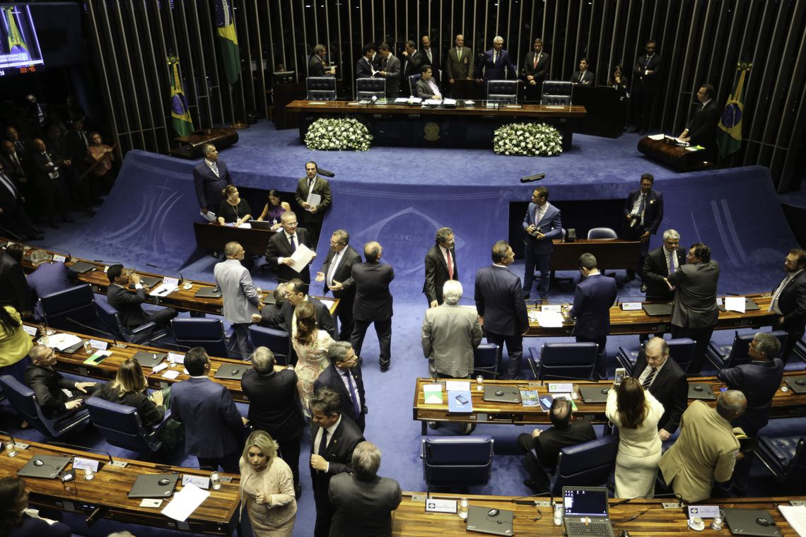 Após confusão, senadores decidem que eleição do presidente será aberta