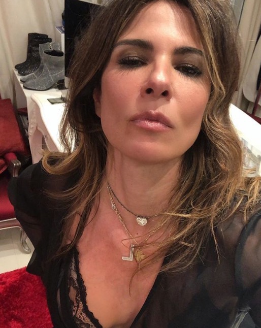 Solteira, Luciana Gimenez usa Tinder para milionários