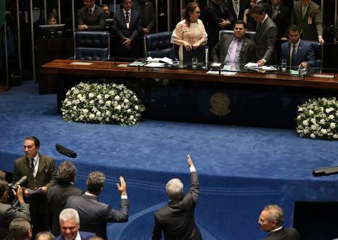 Após noite polêmica, Senado retoma sessão para escolher presidente da Casa