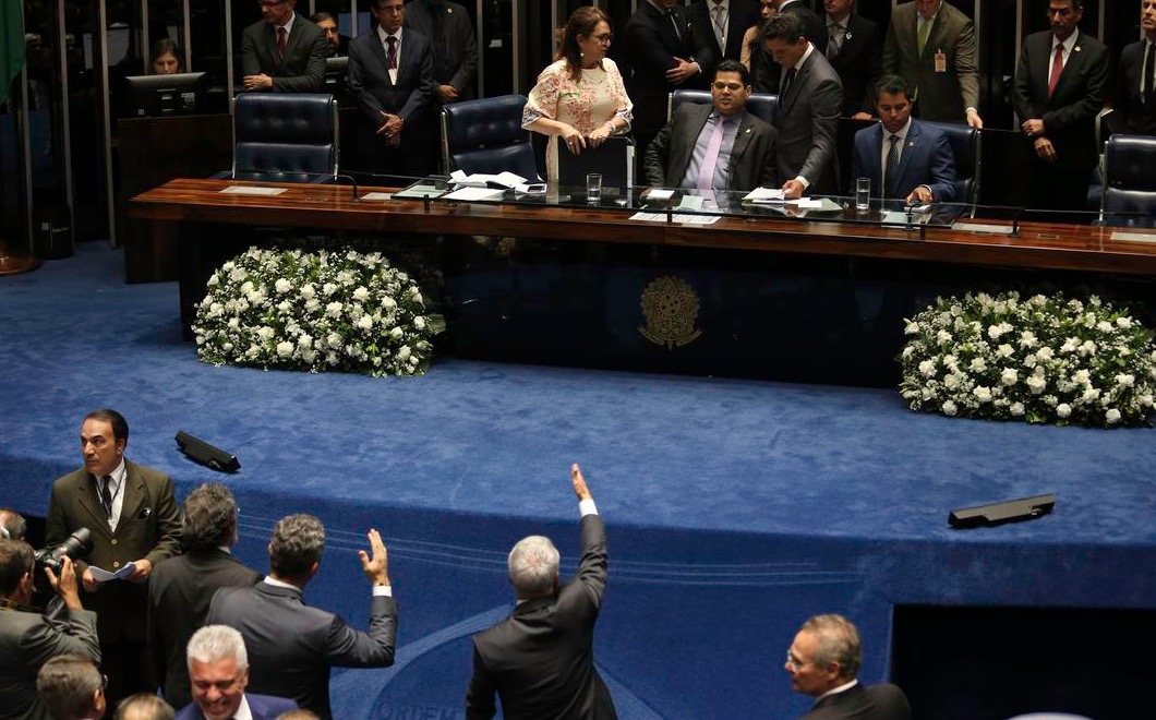 Após noite polêmica, Senado retoma sessão para escolher presidente da Casa