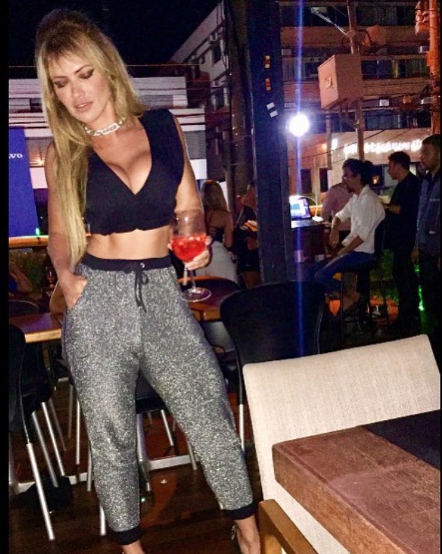 Após perder 25kg, ex-bbb Fani Pacheco ostenta barriga definida