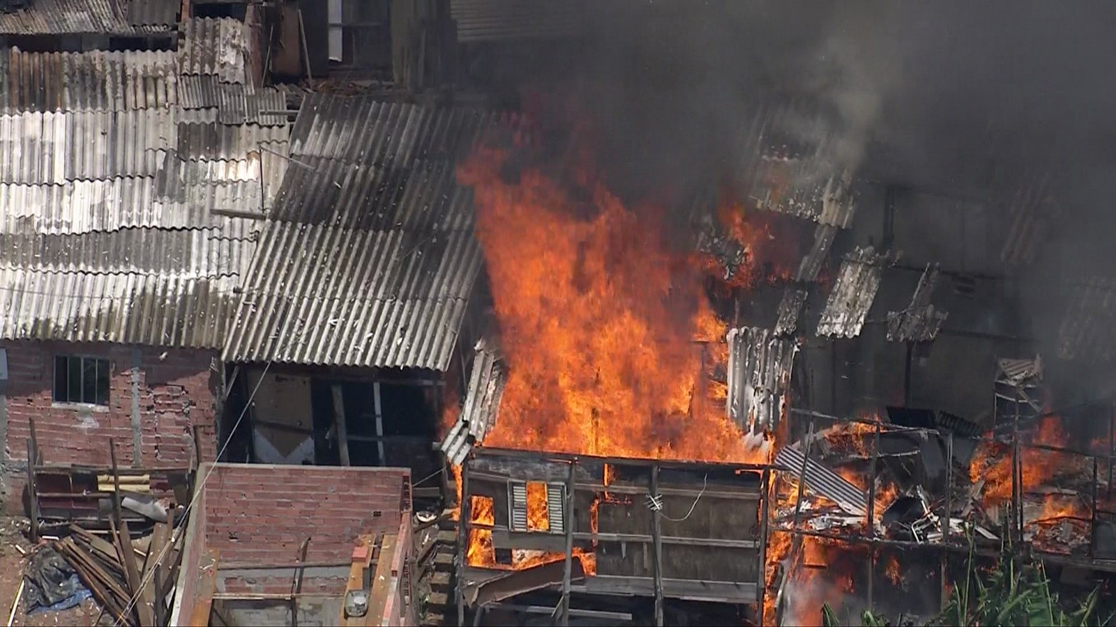 Incêndio de grandes proporções atinge favela em São Paulo