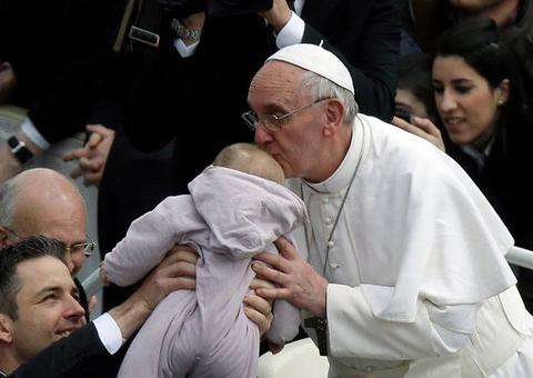 Papa Francisco solta verbo sobre aborto e diz que a vida não é 'bem de consumo'