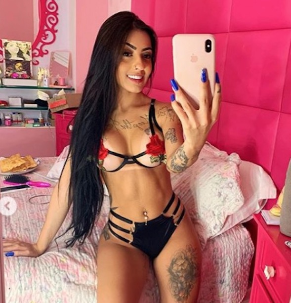 Mc Mirella exibe bumbum rebolando em câmera lenta