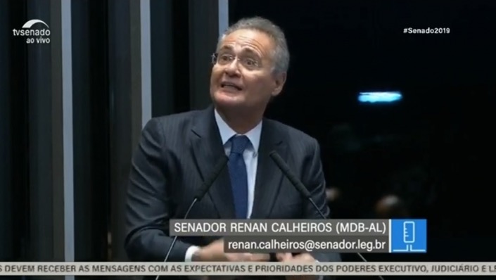 Renan Calheiros retira candidatura para a presidência do Senado