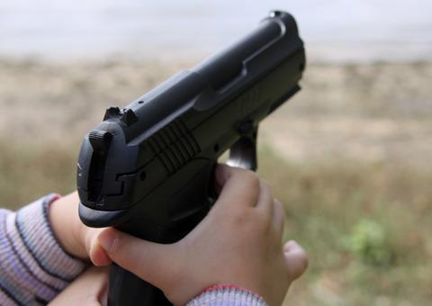 Criança de 4 anos atira no rosto da mãe grávida de 8 meses