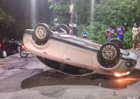 Em Manaus, homem fica ferido após carro capotar em cruzamento