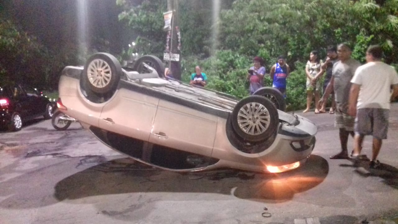 Em Manaus, homem fica ferido após carro capotar em cruzamento
