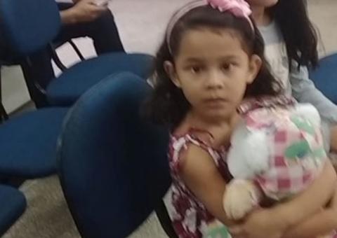  Em Manaus, menina de 4 anos é sequestrada após mãe desmaiar em parada de ônibus