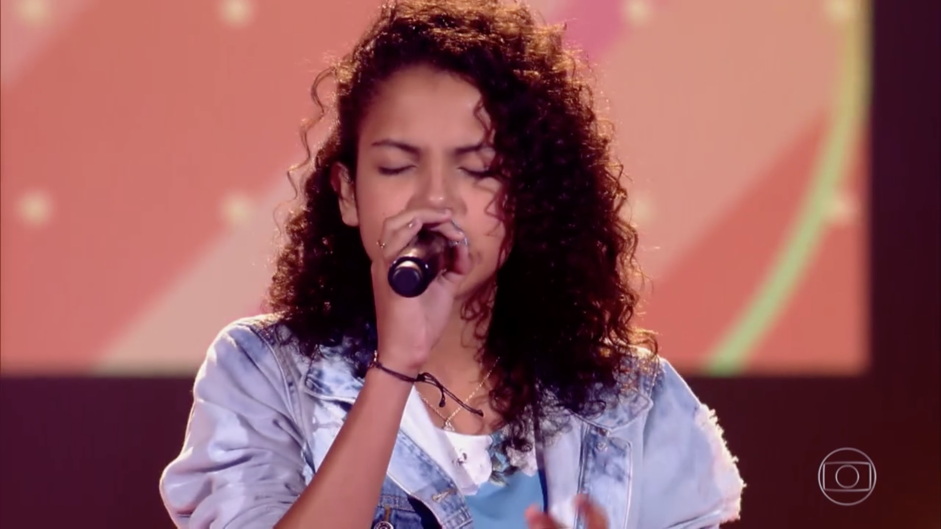 Cantora manauara solta a voz no The Voice Kids e é aprovada; assista