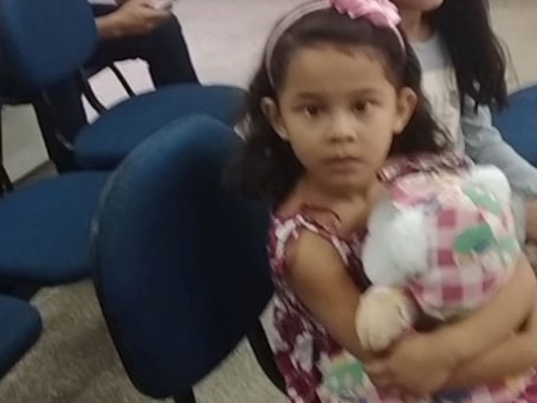 Reviravolta: Menina de 4 anos pode não ter sido sequestrada após 'mãe desmaiar'
