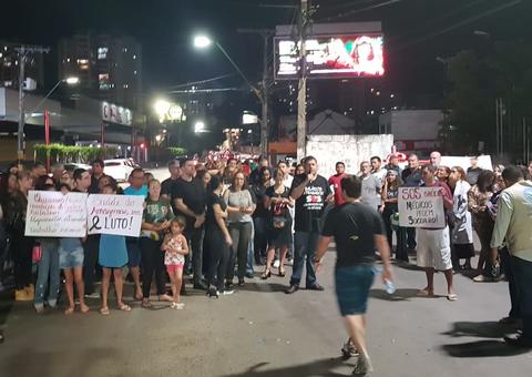 Servidores da saúde protestam contra atrasos no salário e ameaçam greve geral