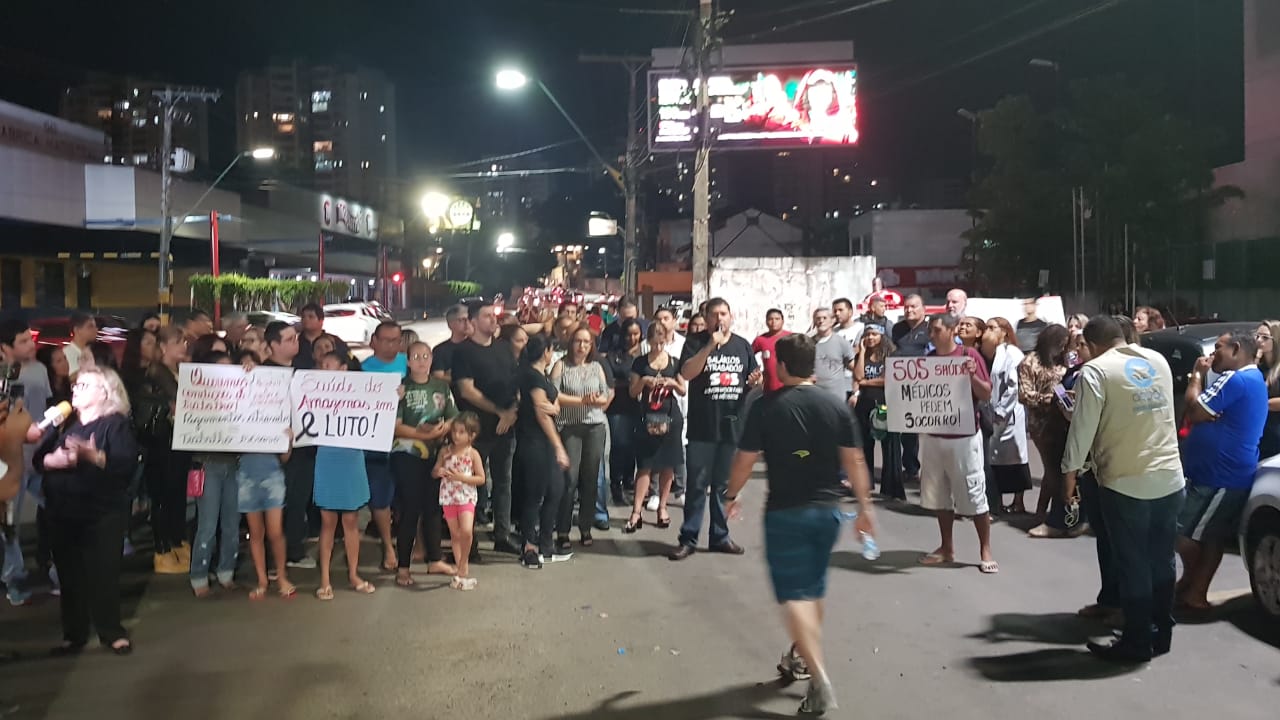 Servidores da saúde protestam contra atrasos no salário e ameaçam greve geral