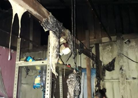 No Amazonas, casa pega fogo após curto-circuito em ar condicionado