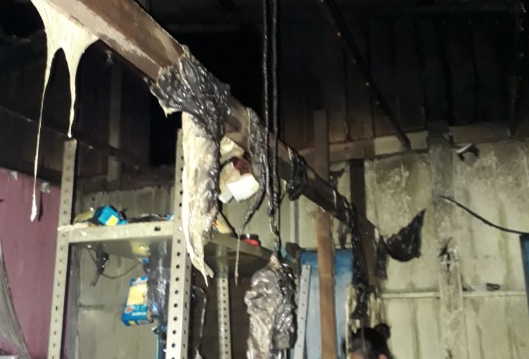 No Amazonas, casa pega fogo após curto-circuito em ar condicionado