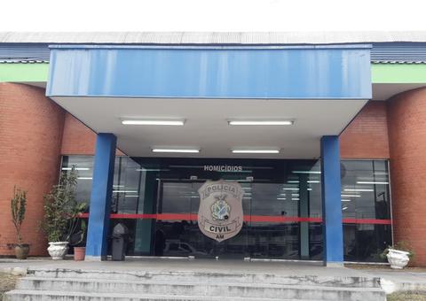 Com cabeça esmagada, homem é encontrado em terreno de casa abandonada em Manaus