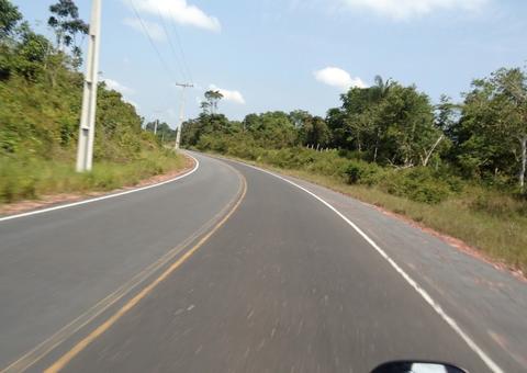 Motociclistas morrem ao se chocarem em curva de estrada no Amazonas