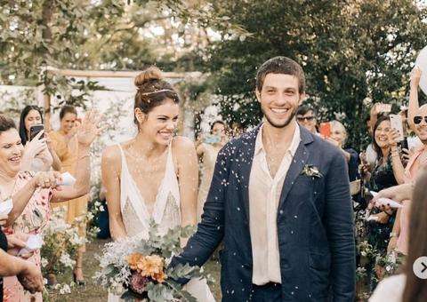 Mãe de Chay Suede divulga vídeo do casamento do ator com Laura Neiva