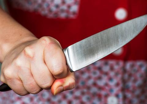 Mãe é presa por esfaquear os filhos de 1 e 2 anos dentro da própria casa