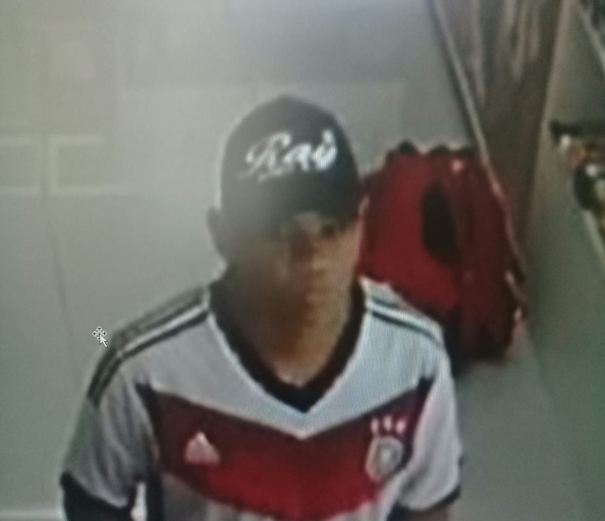 Polícia pede o apoio da população para identificar homem que roubou drogarias em Manaus 