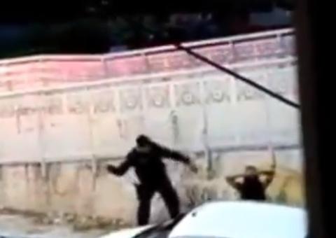PM é flagrado dando chibatadas em jovem durante abordagem; Veja
