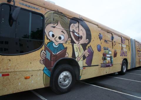 'Busão Cultural' oferece atividades gratuitas e cortes de cabelo para comunidade