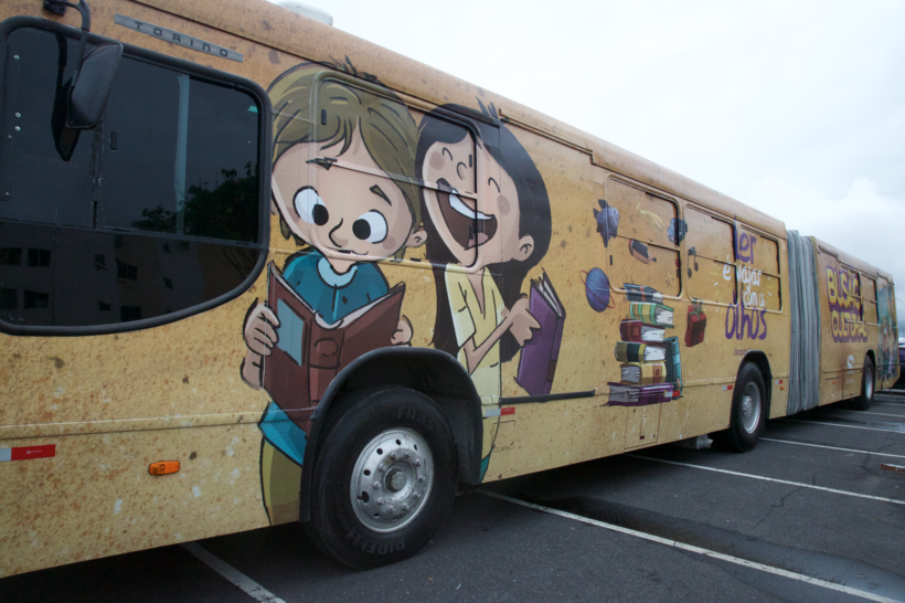 'Busão Cultural' oferece atividades gratuitas e cortes de cabelo para comunidade