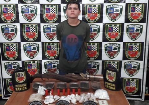 Novinho é preso com drogas e armas escondidas em terreno baldio em Manaus