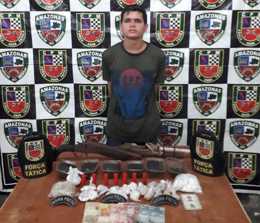 Novinho é preso com drogas e armas escondidas em terreno baldio em Manaus
