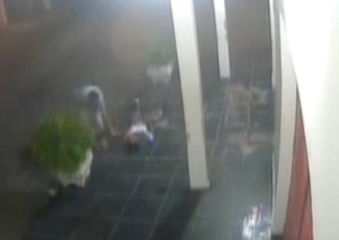 Vídeo mostra momento em que catador de latinhas é estuprado em Manaus