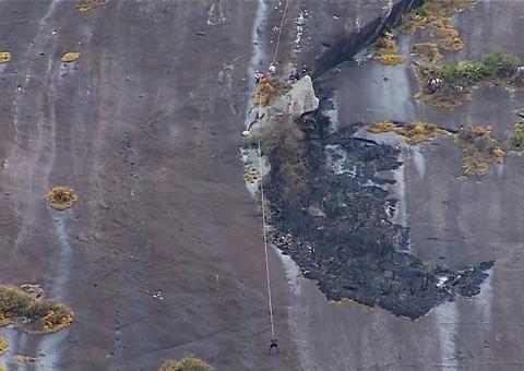 Grupo fica preso em pedra ao fugir da polícia; um caiu e morreu