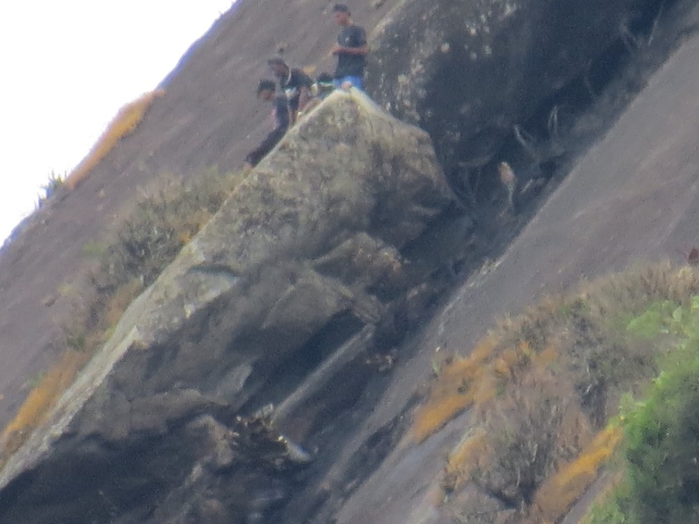 Grupo fica preso em pedra ao fugir da polícia; um caiu e morreu