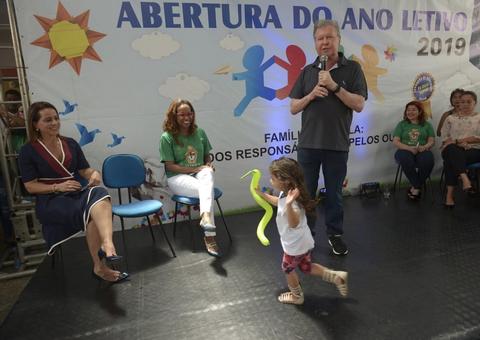 Em entrega de creche, Arthur destaca avanços no ensino público municipal 