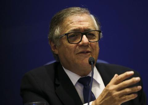 Após ameaça de processo, ministro da Educação se retrata com mãe de Cazuza