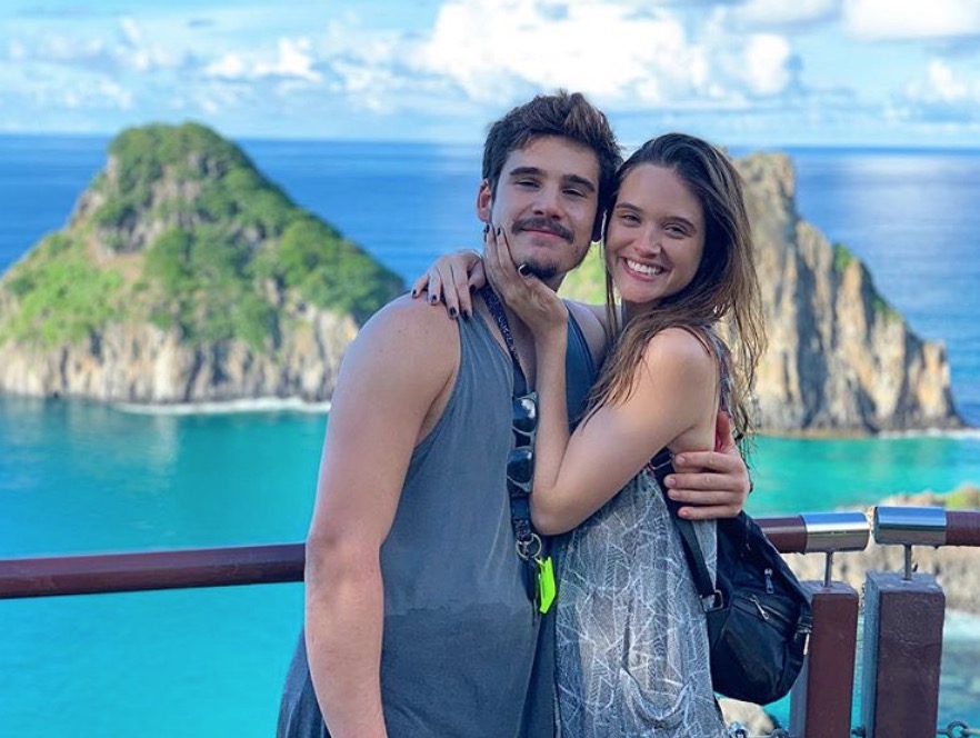  Após fim de novela, Juliana Paiva se declara para Nicolas Prates em viagem romântica