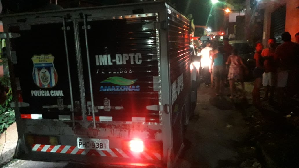 Jovem é executado com 5 tiros na frente da esposa em Manaus