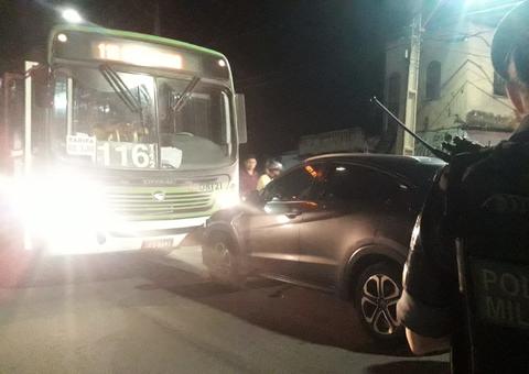 Dupla rouba carro e colide em ônibus durante perseguição de PMs em Manaus