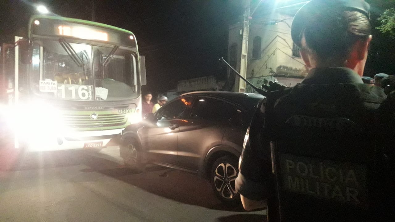 Dupla rouba carro e colide em ônibus durante perseguição de PMs em Manaus
