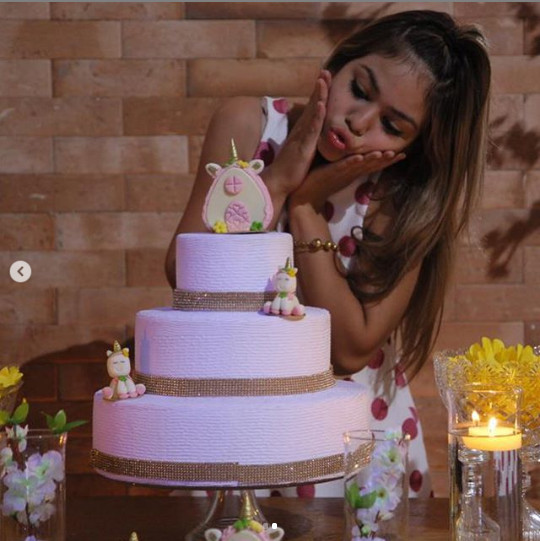 Com visual infantil, Melody comemora 12 anos e posta fotos de seu aniversário no Instagram