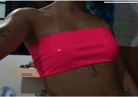 Jovem transforma bola em top neon e viraliza na Web