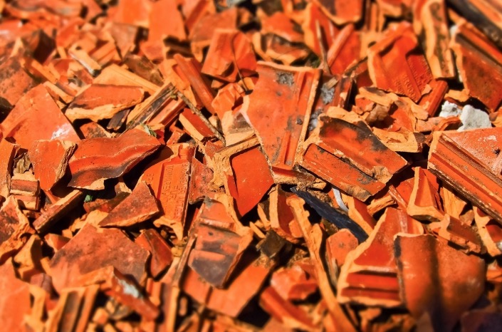 Homem que arremessou telha na ex tem recurso negado pelo TJ