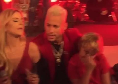 Nova namorada de Neymar canta em terceira festa de aniversário do jogador