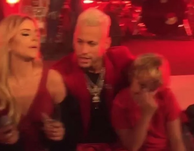 Nova namorada de Neymar canta em terceira festa de aniversário do jogador