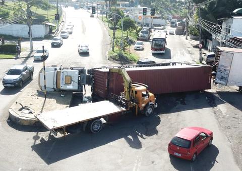 12 h após acidente, carreta continua tombada em avenida de Manaus