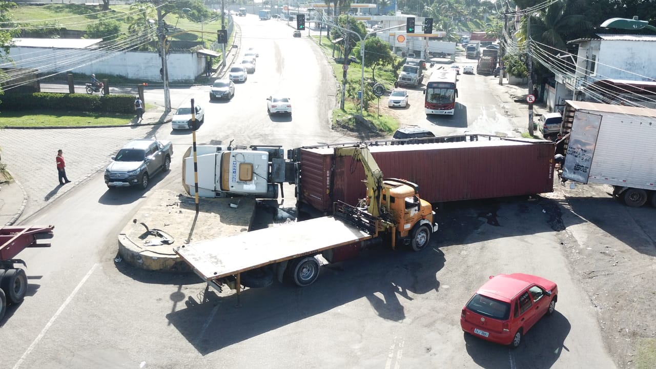 12 h após acidente, carreta continua tombada em avenida de Manaus