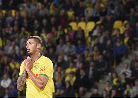 Chefe de resgate se defende de críticas por parar busca inicial a avião com Sala