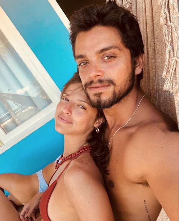 Agatha Moreira dá encoxada em Rodrigo Simas durante pegação em iate