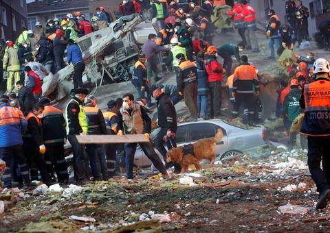 Queda de edifício deixa 1 morto e 4 pessoas soterradas em Istambul